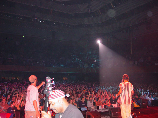 TheBoyz&Crowd12-28-02